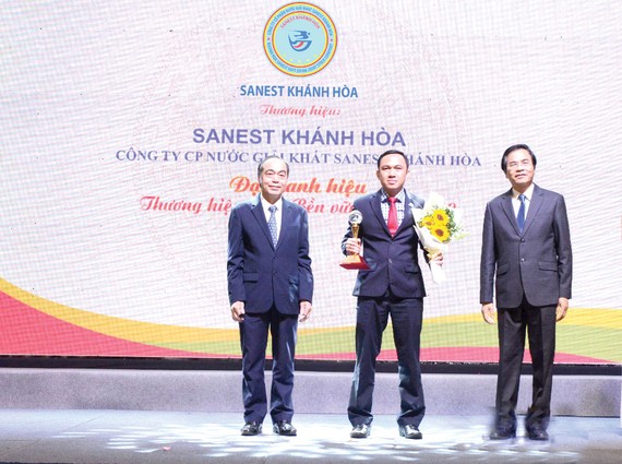 Đại diện Lãnh đạo Công ty Sanest Khánh Hòa vinh dự nhận được cúp Thương hiệu Việt phát triển bền vững năm 2019