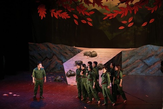 Nhạc kịch Lá đỏ được biểu diễn trong chương trình