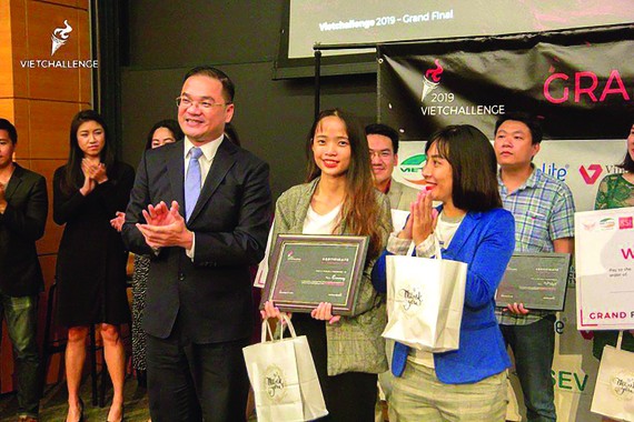 Bí thư Thành đoàn Hà Nội Nguyễn Ngọc Việt  trao thưởng cho đội Emmay tại cuộc thi VietChallenge 2019