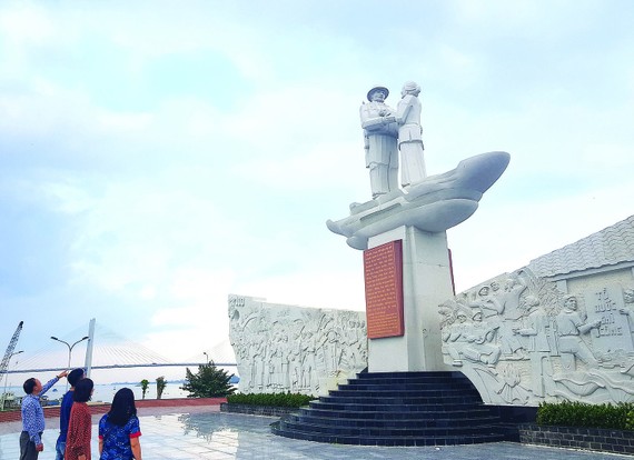 Tượng đài tưởng niệm sự kiện Tập kết 1954 tại TP Cao Lãnh, tỉnh Đồng Tháp