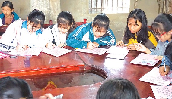Học sinh ở xã Quỳnh Đôi (huyện Quỳnh Lưu,  tỉnh Nghệ An) khai bút đầu năm