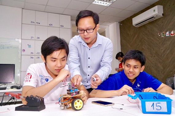 Giảng viên và sinh viên Khoa Công nghệ thông tin Trường Đại học Khoa học Tự nhiên TPHCM  chế tạo robot cảm ứng đo nhiệt độ và độ ẩm phục vụ lĩnh vực nông nghiệp. Ảnh: HOÀNG HÙNG