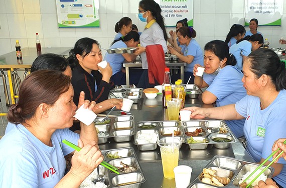 Bữa ăn giữa ca của người lao động Công ty cổ phần Sài Gòn Food  có thêm nước chanh sả để tăng sức đề kháng