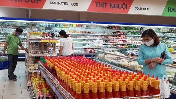 Chọn mua hàng thực phẩm trong siêu thị Co.opmart