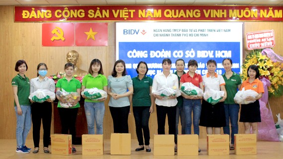 Đại diện ngân hàng BIDV trao tặng quà cho các giáo viên mầm non gặp khó khăn tại quận Bình Tân