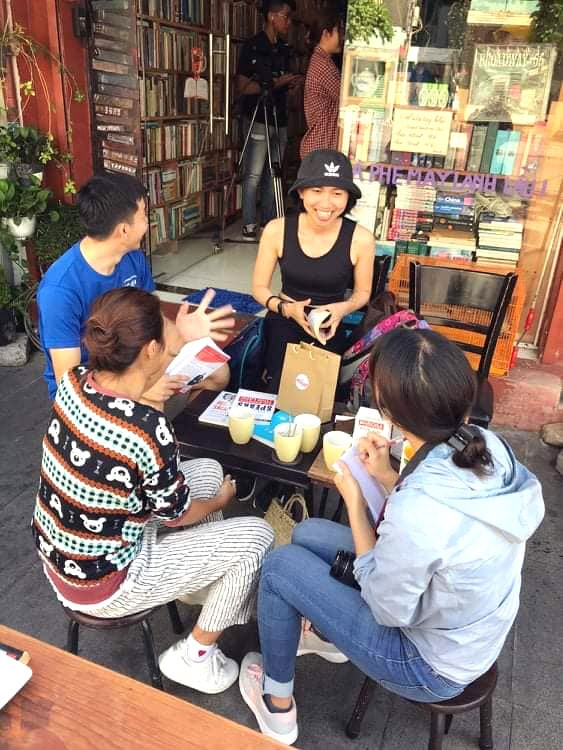 Nhiều bạn trẻ thích thú tìm đến tiệm cà phê sách "Sài Gòn năm xưa"