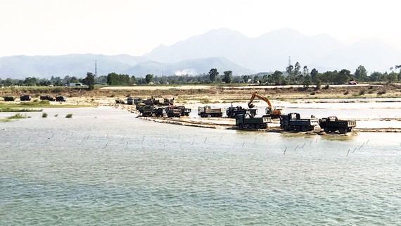 Doanh nghiệp khai thác cát huy động phương tiện để  “moi ruột” sông Trà Khúc. Ảnh: NGỌC OAI