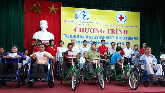 Quỹ Lawrence S. Ting trao tặng xe lăn, xe lắc cho người khuyết tật có hoàn cảnh khó khăn tại huyện Quỳnh Phụ, tỉnh Thái Bình