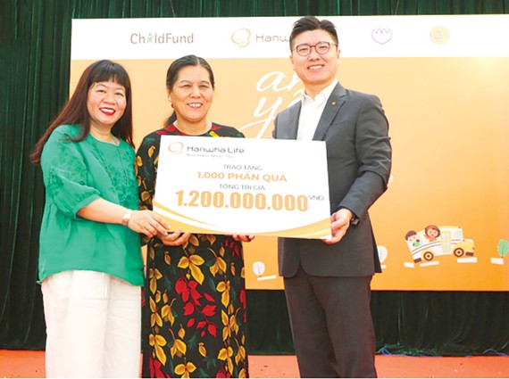 Hanwha Life Việt Nam trao 1.000 phần quà tặng trẻ bị ảnh hưởng bởi Covid-19