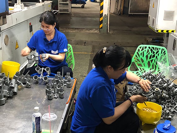 Công nhân làm việc tại Công ty cổ phần Nhựa Bình Minh, quận 6, TPHCM