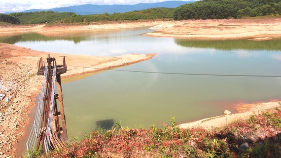 Hệ thống xả lũ hồ thủy lợi Đập Làn, Hương Khê, Hà Tĩnh xuống cấp nghiêm trọng. Ảnh: NGỌC OAI