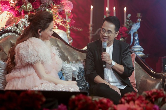 NSƯT Thành Lộc xuất hiện trong vai trò người dẫn chuyện với nhân vật chính