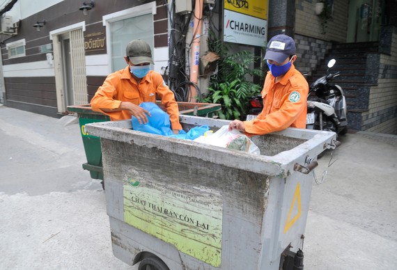 Thu gom rác sinh hoạt có phân loại tại nguồn ở quận 1, TPHCM. Ảnh: CAO THĂNG