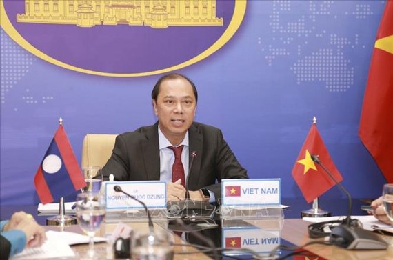 Thứ trưởng Bộ Ngoại giao Việt Nam Nguyễn Quốc Dũng phát biểu tại điểm cầu Hà Nội. Ảnh: TTXVN