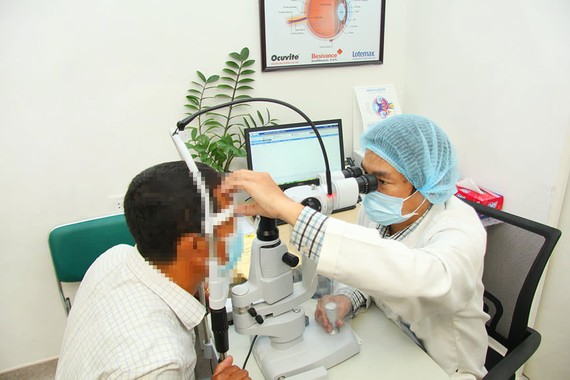 Bác sĩ Trần Hiếu đang thăm khám cho bệnh nhân biến chứng mắt do đái tháo đường