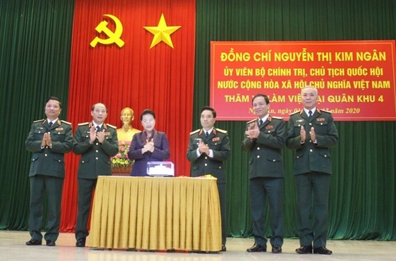 Chủ tịch Quốc hội, Nguyễn Thị Kim Ngân tặng quà cho Bộ Tư lệnh Quân khu 4