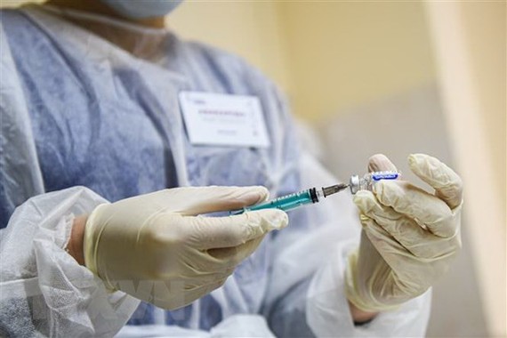 Nhân viên y tế chuẩn bị tiêm vaccine Covid-19 cho người dân tại Moskva, Nga, ngày 8-12-2020. Ảnh: THX/TTXVN