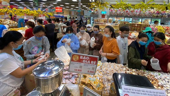 Người tiêu dùng chọn mua bánh kẹo tại một siêu thị ở TPHCM