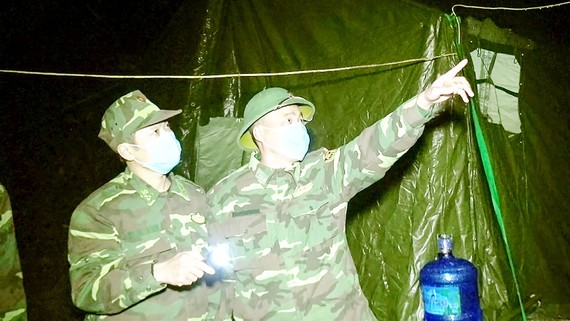 Cán bộ, chiến sĩ Bộ đội Biên phòng Lạng Sơn thường trực trên biên giới để kiểm soát, xử lý người nhập cảnh trái phép. Ảnh: MINH KHANG