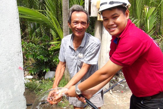 Đầu tư tuyến ống, gắn đồng hồ đưa nước sạch đến người dân ở huyện Cần Giờ