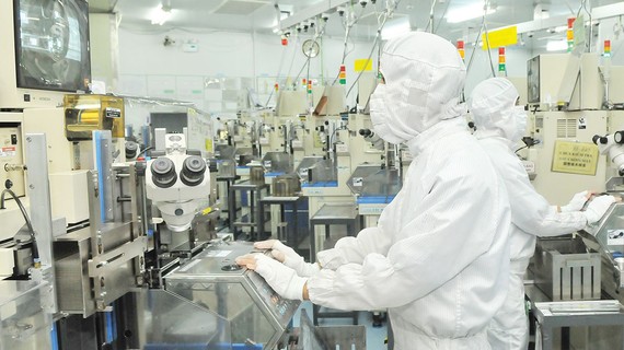 Sản xuất linh kiện IC bán dẫn tại Công ty Mtex (Nhật Bản) trong KCX Tân Thuận, TPHCM. Ảnh: CAO THĂNG