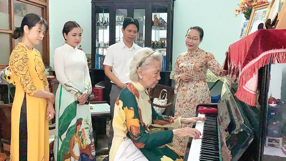 Nhà giáo Nguyễn Bình Minh gắn bó với áo dài từ lúc còn trẻ đến khi tuổi đã cao