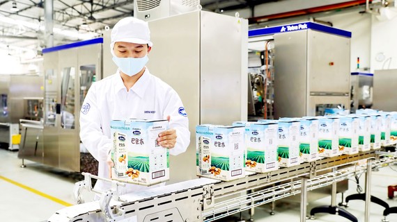 Sản phẩm sữa hạt cao cấp của Vinamilk xuất khẩu đi Trung Quốc có quy cách đóng gói và thiết kế bao bì khác biệt phù hợp với thị hiếu