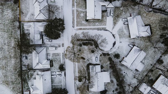 Những ngôi nhà bị phủ đầy tuyết ở Houston, Texas hôm 15-2. Ảnh: AP