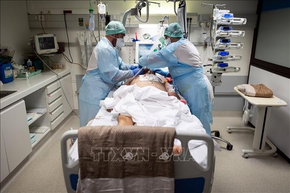 Nhân viên y tế điều trị cho bệnh nhân nhiễm Covid-19 tại bệnh viện ở Toulouse, Pháp. Ảnh: AFP/TTXVN