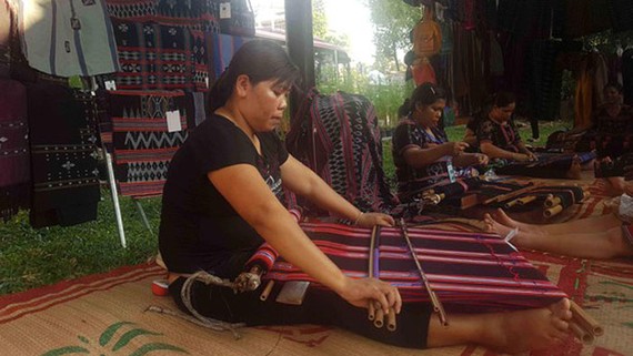 Các nghệ nhân A Lưới (Thừa Thiên – Huế) trình diễn kỹ nghệ dệt Zèng- Di sản văn hóa phi vật thể quốc gia tại ngày khai mạc Festival nghề truyền thống Huế 2019. Ảnh: VĂN THẮNG