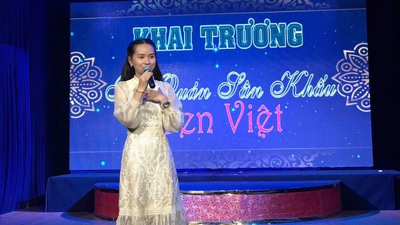 Nghệ sĩ Lệ Trinh tại Sân khấu Hội quán Sen Việt