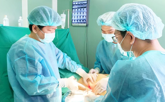 Bác sĩ một bệnh viện tư xử lý ca tai biến thẩm mỹ do cơ sở thẩm mỹ chui thực hiện