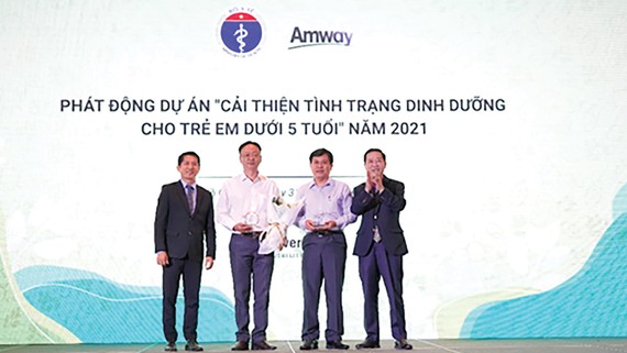 Amway Việt Nam đón nhận bằng khen của Bộ Y tế 