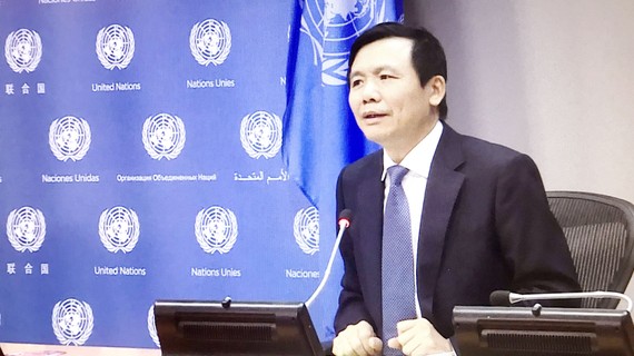 Đại sứ Đặng Đình Quý, Trưởng Phái đoàn đại diện thường trực Việt Nam tại Liên hiệp quốc, phát biểu trong buổi họp báo. Ảnh: TTXVN