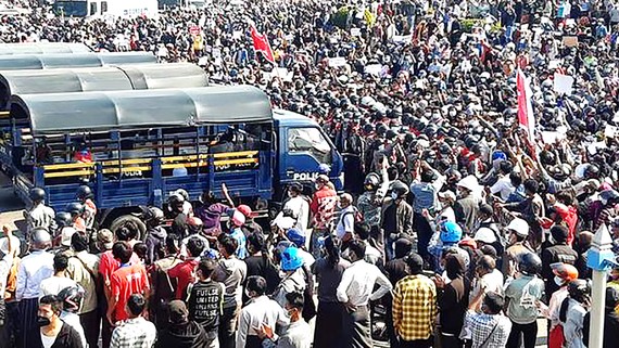 Người dân Myanmar biểu tình ở thủ đô Naypyidaw. Ảnh: Reuters