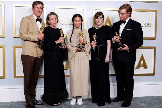 Đoàn phim Nomadland nhận tượng vàng Oscar. Ảnh: Reuters