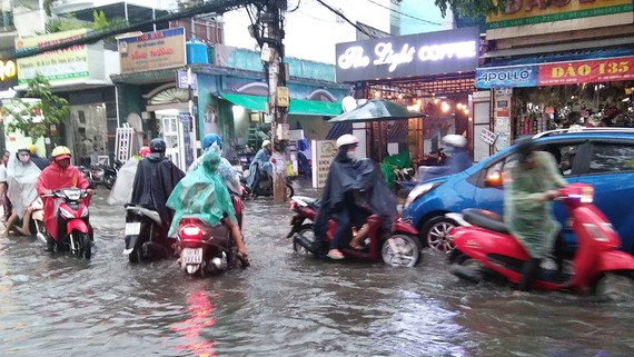 Đường Lê Đức Thọ (phường 13, quận Gò Vấp, TPHCM) ngập nặng sau cơn mưa ngày 24-4