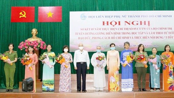 Trưởng Ban Tuyên giáo Thành ủy TPHCM Phan Nguyễn Như Khuê trao bằng khen cho tập thể, cá nhân