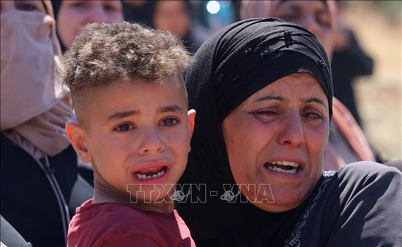 Nỗi đau của thân nhân tại đám tang một người Palestine tử vong trong xung đột với binh sĩ Israel, ở thành phố Nablus, Khu Bờ Tây ngày 15-5-2021. Ảnh: THX/TTXVN