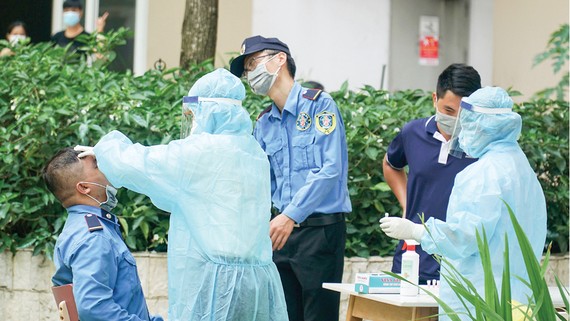 Nhân viên y tế lấy mẫu xét nghiệm cư dân chung cư Sunview Town, phường Hiệp Bình Phước, TP Thủ Đức. Ảnh: GIA NHI
