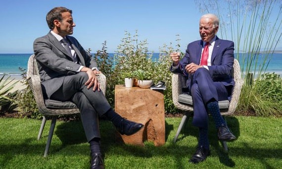 Tổng thống Mỹ Joe Biden và người đồng cấp Pháp Emmanuel Macron tham dự cuộc họp song phương bên lề Hội nghị thượng đỉnh G7 ở Vịnh Carbis, Cornwall. Ảnh: REUTERS
