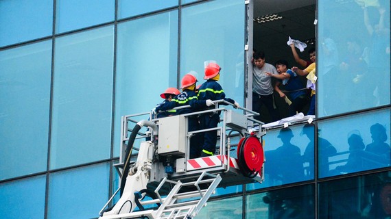Lực lượng PCCC giải cứu người dân ở các chung cư cao tầng khi xảy ra sự cố hỏa hoạn