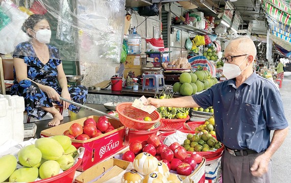Người dân mua hàng ở chợ Bà Chiểu, quận Bình Thạnh, TPHCM vào chiều 5-10. Ảnh: HOÀNG HÙNG