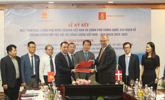 Ngày 28-10, Đại sứ Đan Mạch tại Việt Nam Kim Højlund Christensen và Thứ trưởng Bộ Công Thương Đặng Hoàng An ký kết hiệp định khởi động Chương trình Hợp tác Đối tác Năng lượng Việt Nam - Đan Mạch giai đoạn 2021-2025 (chương trình DEPP III)