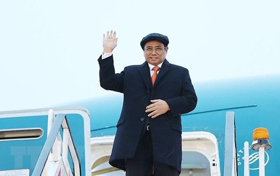 Thủ tướng Chính phủ Phạm Minh Chính đến sân bay Prestwick, Scotland (Vương quốc Anh). Ảnh: TTXVN