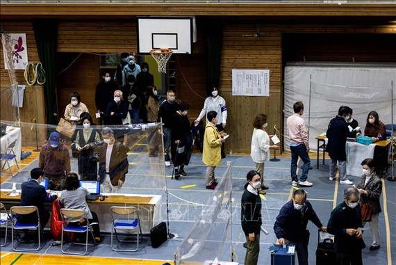 Cử tri bỏ phiếu bầu Hạ viện mới ở Tokyo ngày 31-10. Ảnh: AFP/TTXVN