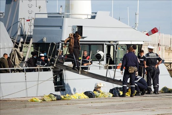 Người di cư được lực lượng chức năng Pháp giải cứu tại eo biển Manche và đưa về cảng Calais, miền Bắc nước này, ngày 18-10-2021. Ảnh: AFP/TTXVN