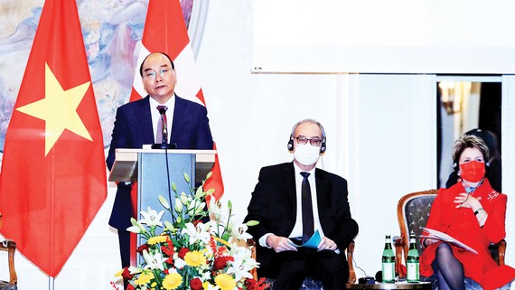 Chủ tịch nước Nguyễn Xuân Phúc phát biểu tại Diễn đàn Doanh nghiệp Việt Nam - Thụy Sĩ. Ảnh: TTXVN