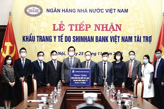 Ngân hàng Shinhan Việt Nam ủng hộ 320.000 khẩu trang y tế