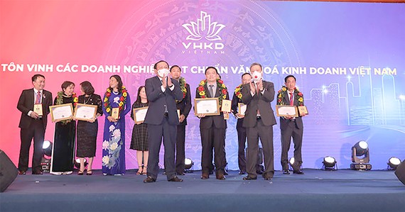 Chủ tịch HĐQT Công ty CP Tập đoàn Xây dựng Hòa Bình Lê Viết Hải (giữa) nhận chứng nhận Giải thưởng